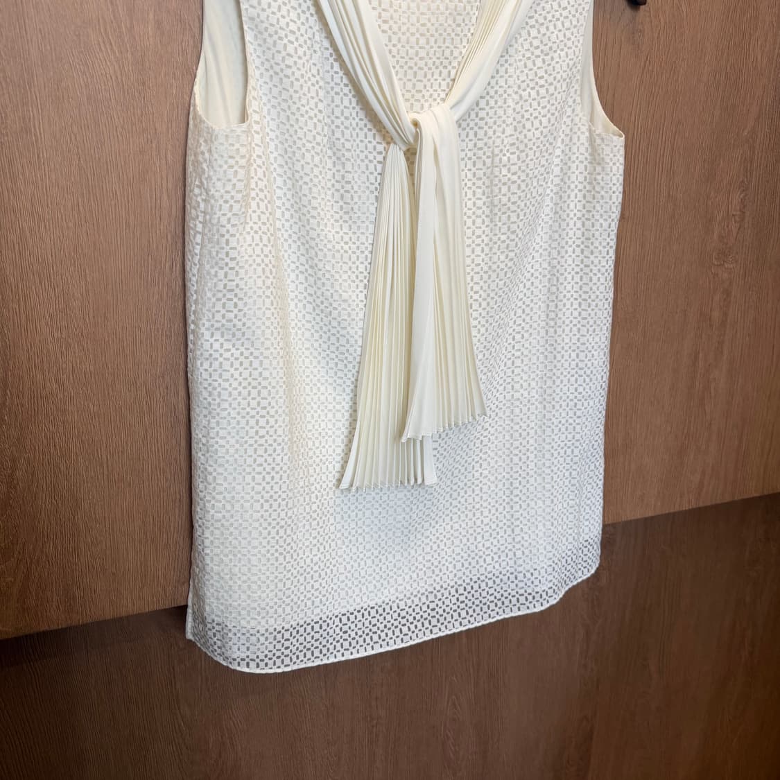 빈티지 슬리브리스 블라우스 격자 패턴 플리츠 타이 디테일 루즈핏 아이보리 상품이미지4