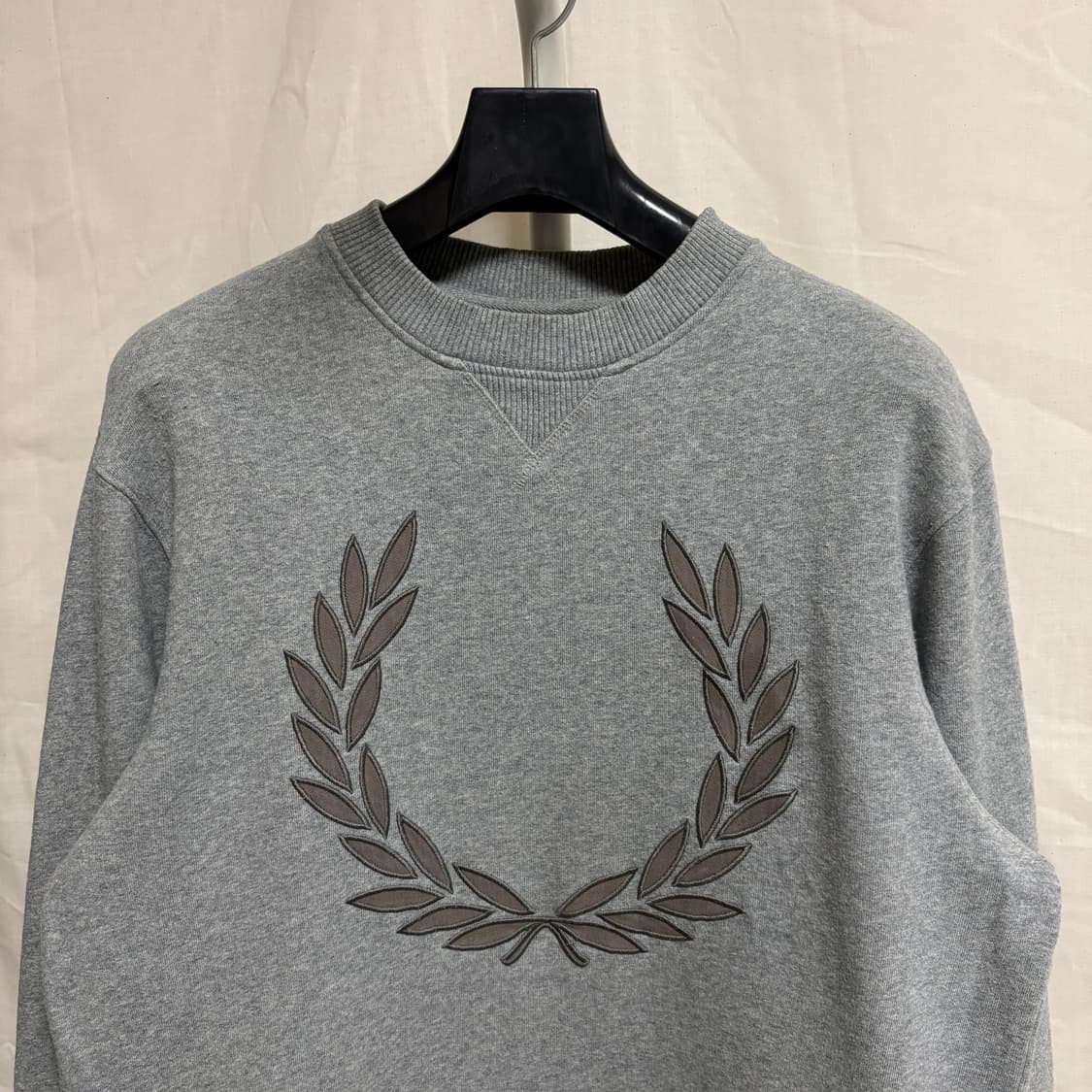 프레드페리 시그니처 로고 자수 맨투맨 스웻셔츠 / 그레이, M 상품이미지2