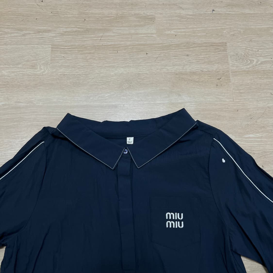 미우미우 여성 자수 로고 사이드 파이핑 반팔 블라우스 [네이비] Free 상품이미지2