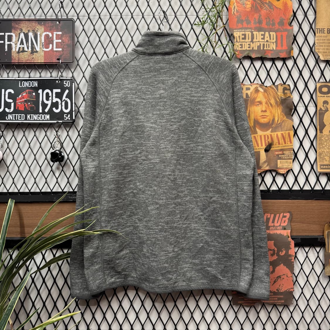 파타고니아 플리스 솔리드 하프 집업 자켓 사이드 집업 디테일 차콜 상품이미지2