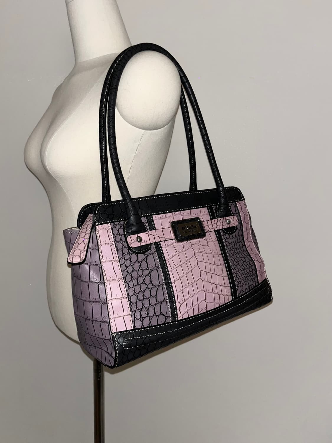 Guess Pink Shoulder bag 상품이미지3
