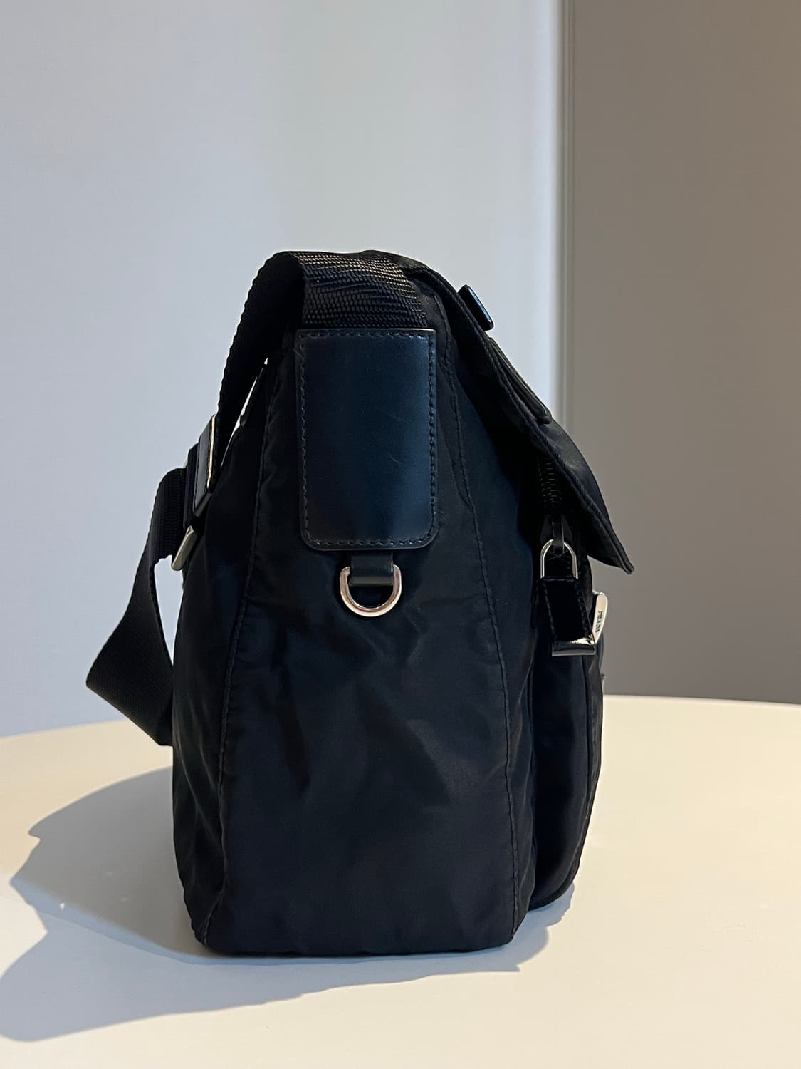 프라다 나일론 원버클 크로스백 상품이미지5