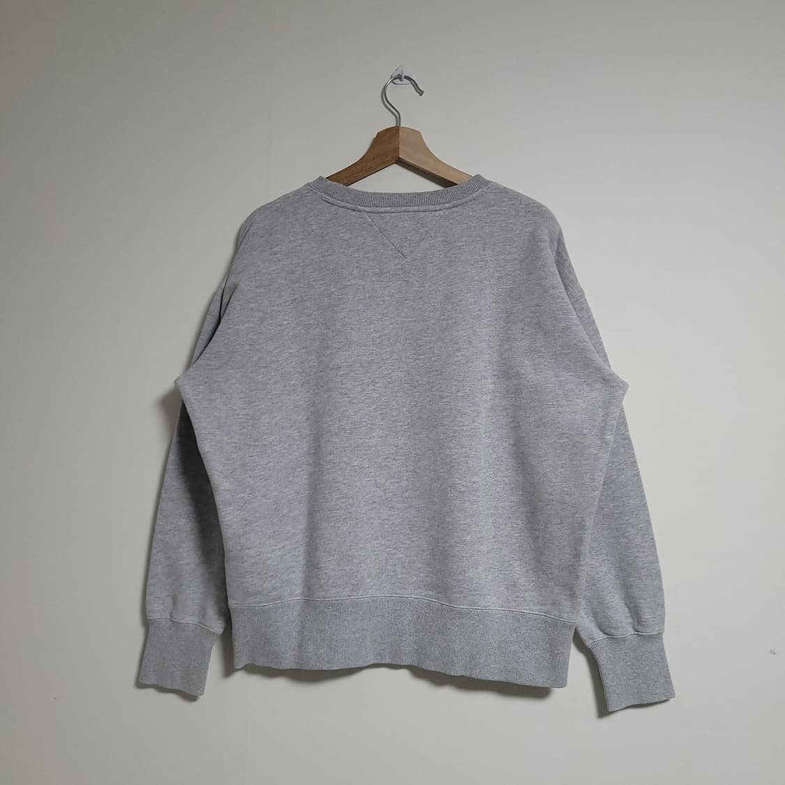 (M) TOMMY JEANS 타미진스 여성 맨투맨 티셔츠 그레이 상품이미지5