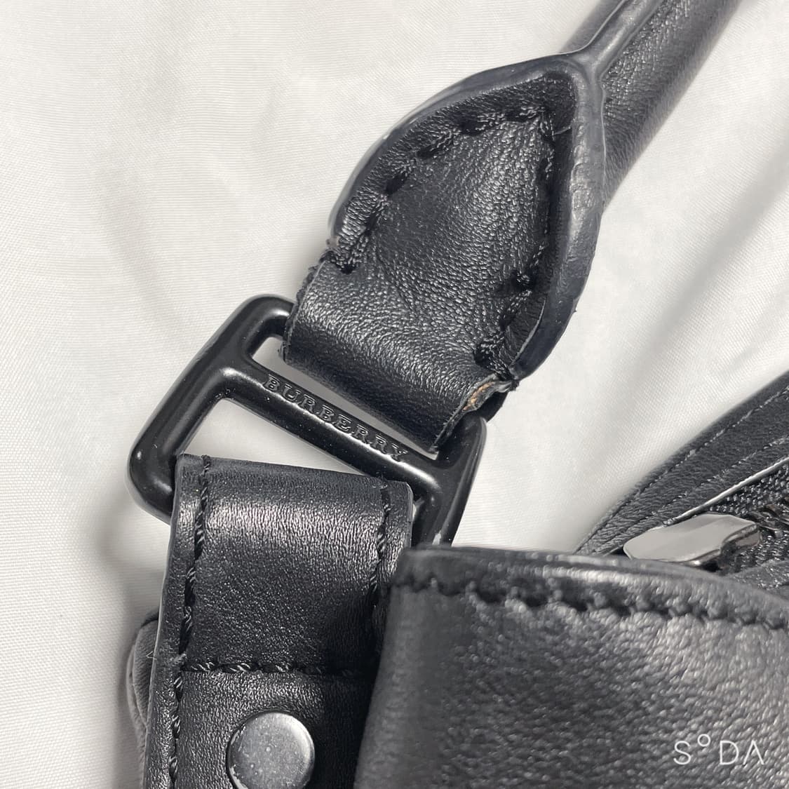 버버리 블랙 레더 호보백 상품이미지5