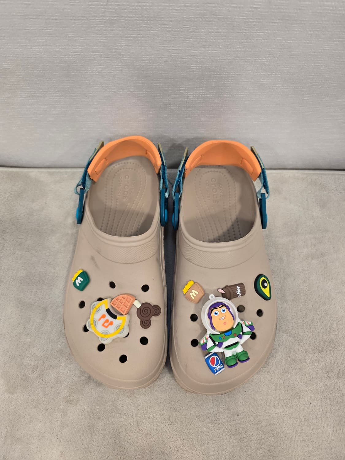 크록스 샌들 베이지색 버즈 라이트이어 지비츠 포함 260 상품이미지2