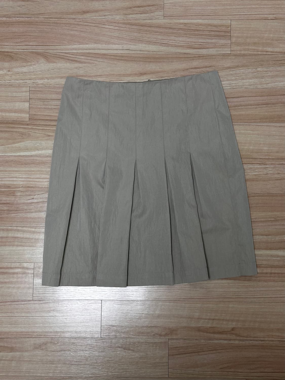 로우클래식 SOFT NYLON PLEATED SKIRT BEIGE 상품이미지1