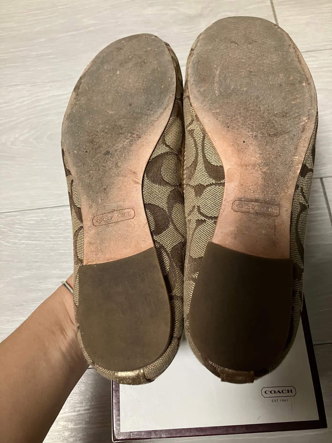 코치 턴락 시그니쳐 모노그램 골드 플랫 슈즈 6 상품이미지2