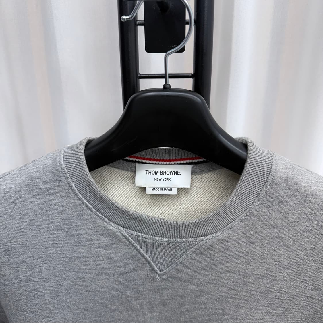 [5] 톰브라운 사선완장 맨투맨 그레이 상품이미지2