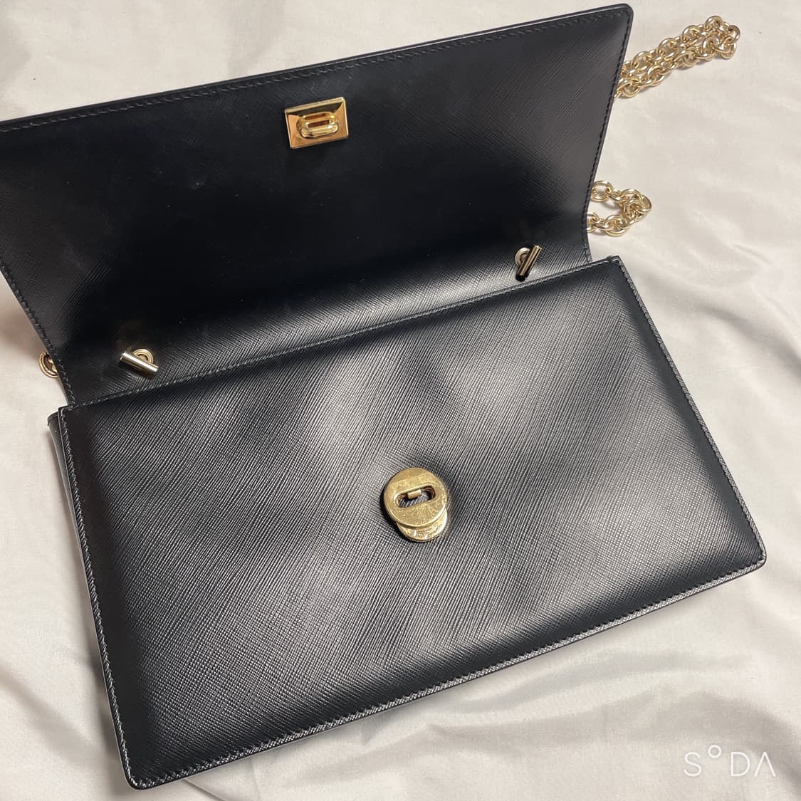 페라가모 블랙 체인백 간치니 FF 로고 크로스백 상품이미지5