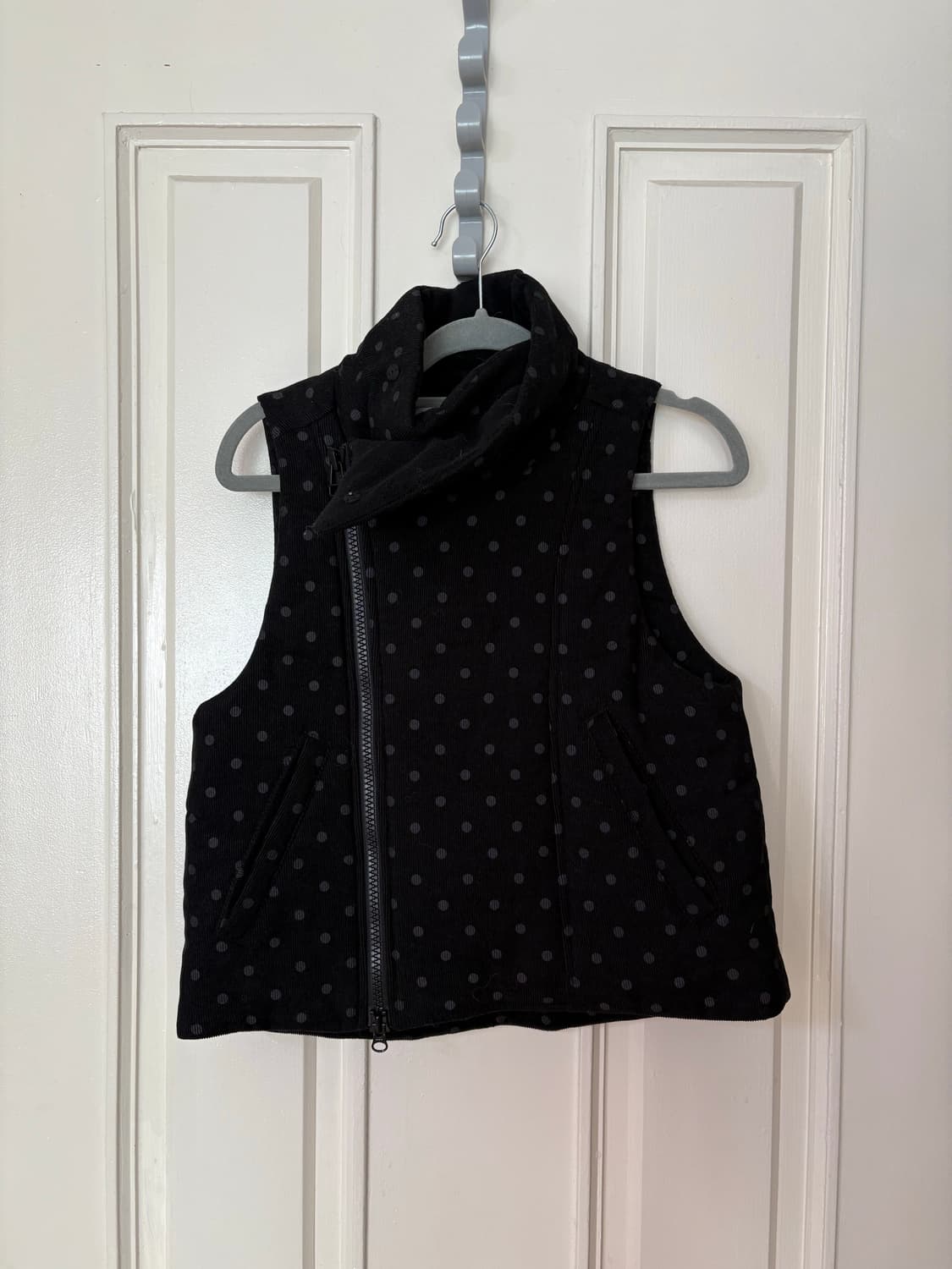 더뮤지엄비지터 도트조끼 상품이미지1