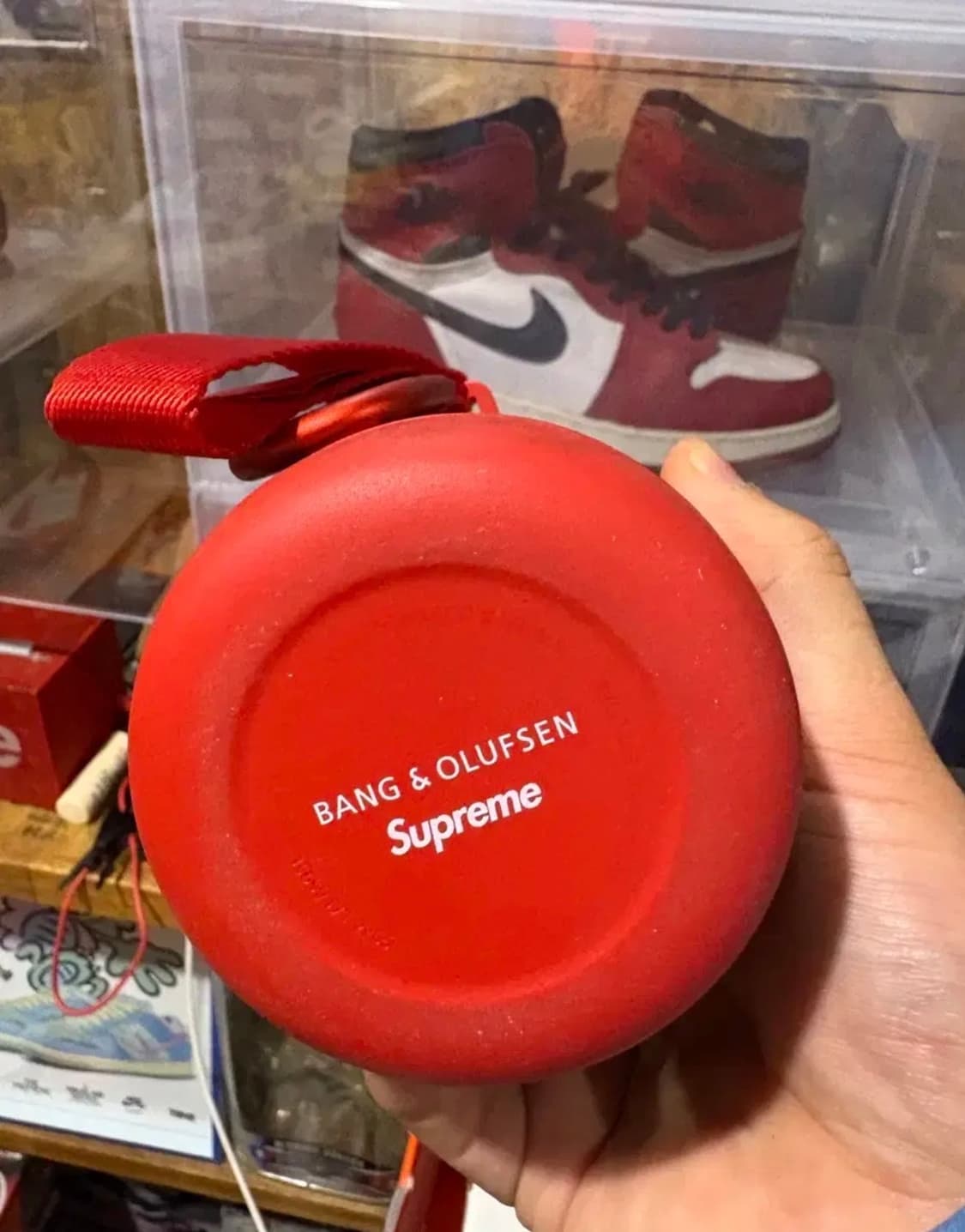 슈프림 x 뱅 앤 올룹슨 익스플로러 포터블 스피커 레드 상품이미지3