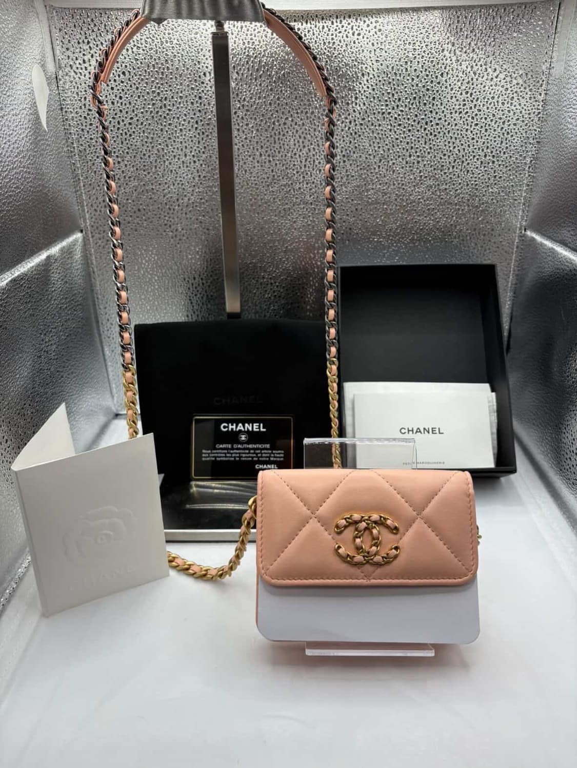 샤넬 19 플랩 체인 카드지갑 상품이미지1