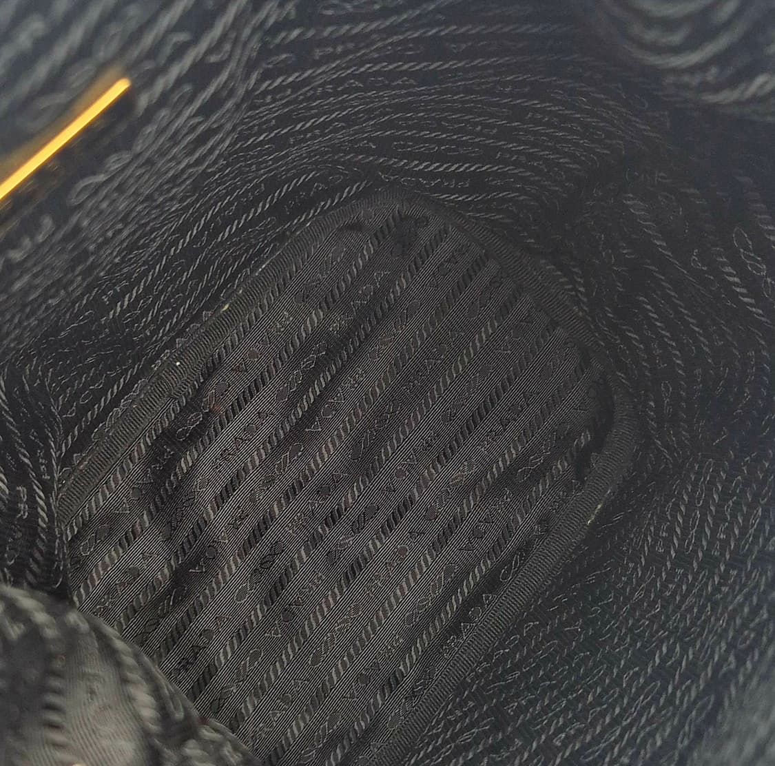 프라다 듀엣 자카드 캔버스
버킷백 겸 숄더백

전면 프라다 로고 프린팅  상품이미지10