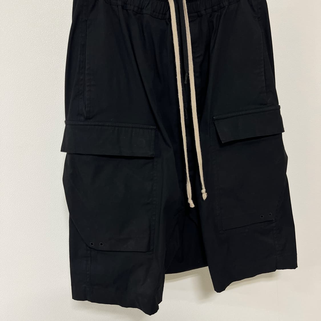 릭오웬스 17SS "WALRUS" 드로우스트링 카고 포드 쇼츠 블랙 상품이미지5