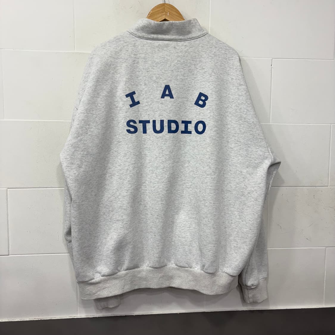 IAB Studio 아이앱스튜디오 반집업 맨투맨 상품이미지3