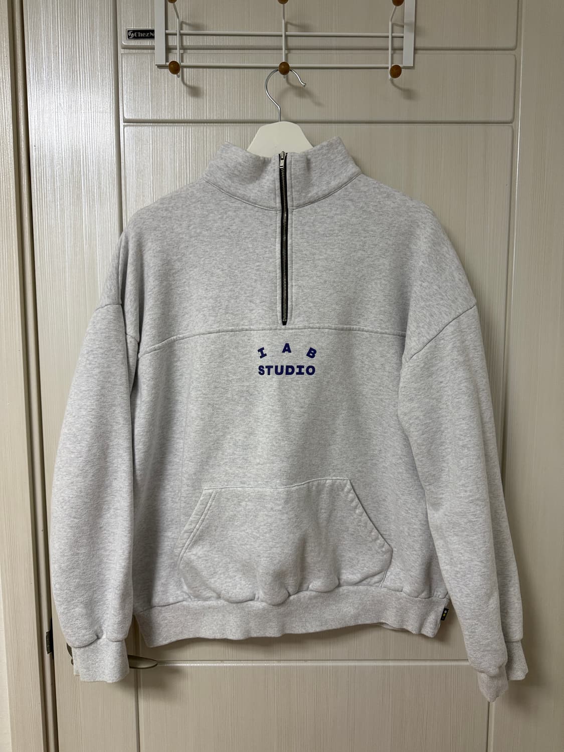 아이앱스튜디오 반집업 스웻셔츠 상품이미지1