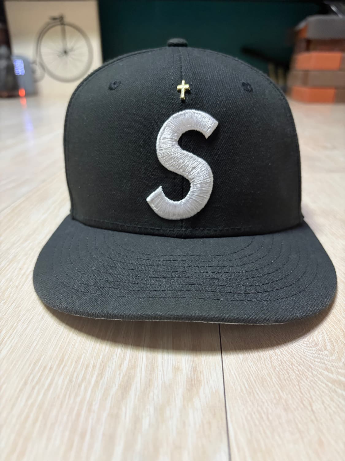 슈프림 골드 크로스 S로고 뉴에라 블랙 상품이미지1