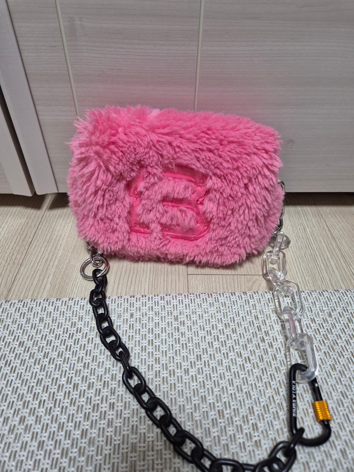 빔바이롤라 핑크퍼 크로스 바디 가방 상품이미지3