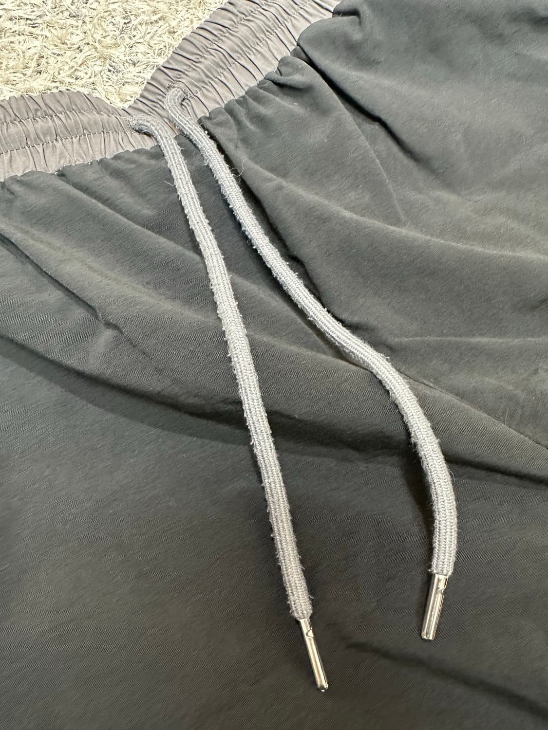 꼼파뇨 라운드 절개 다트 나일론 팬츠 블랙 상품이미지5