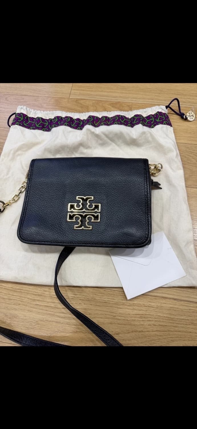 토리버치 금장로고 블랙 가죽 크로스백 상품이미지1