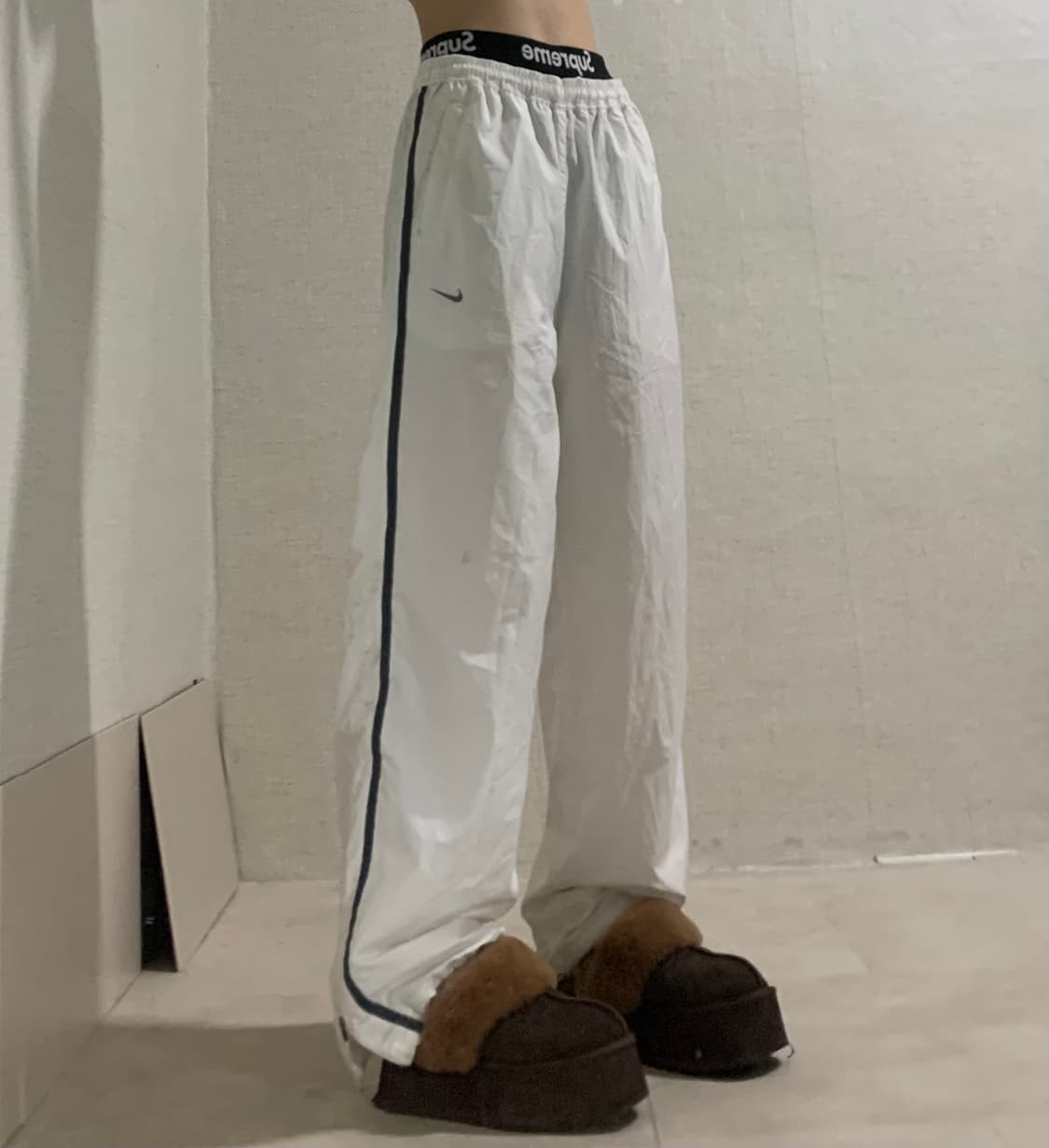 white wide fit training pants 상품이미지1