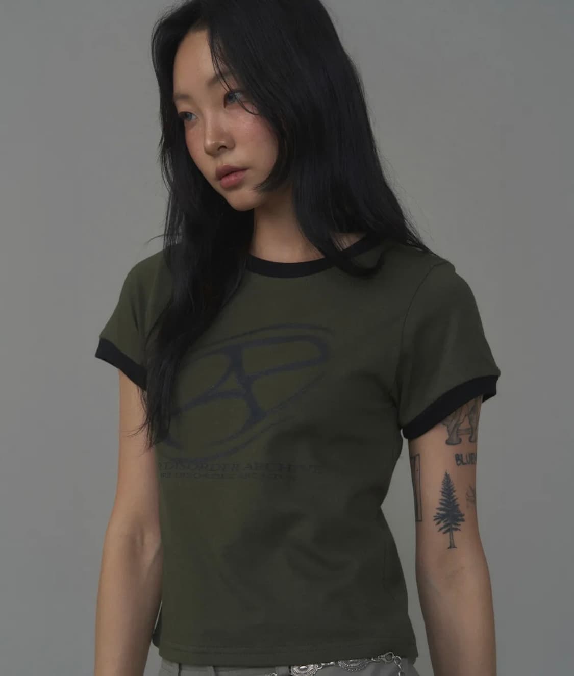 빅 그래픽 로고 크롭 티 카키 상품이미지1