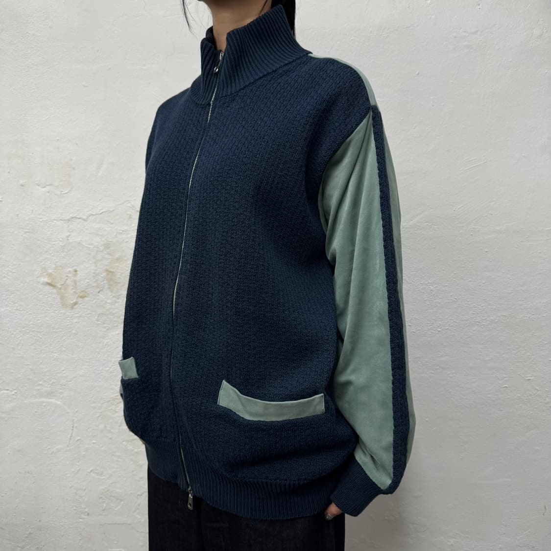 소어트(soerte) 네이비컬러 하이넥 도킹 드라이버 니트 집업 상품이미지1