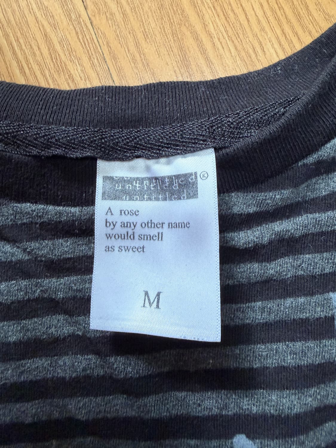 언타이틀 스테리나잇 스몰 스트라이프 롱 슬리브 블랙차콜 상품이미지3