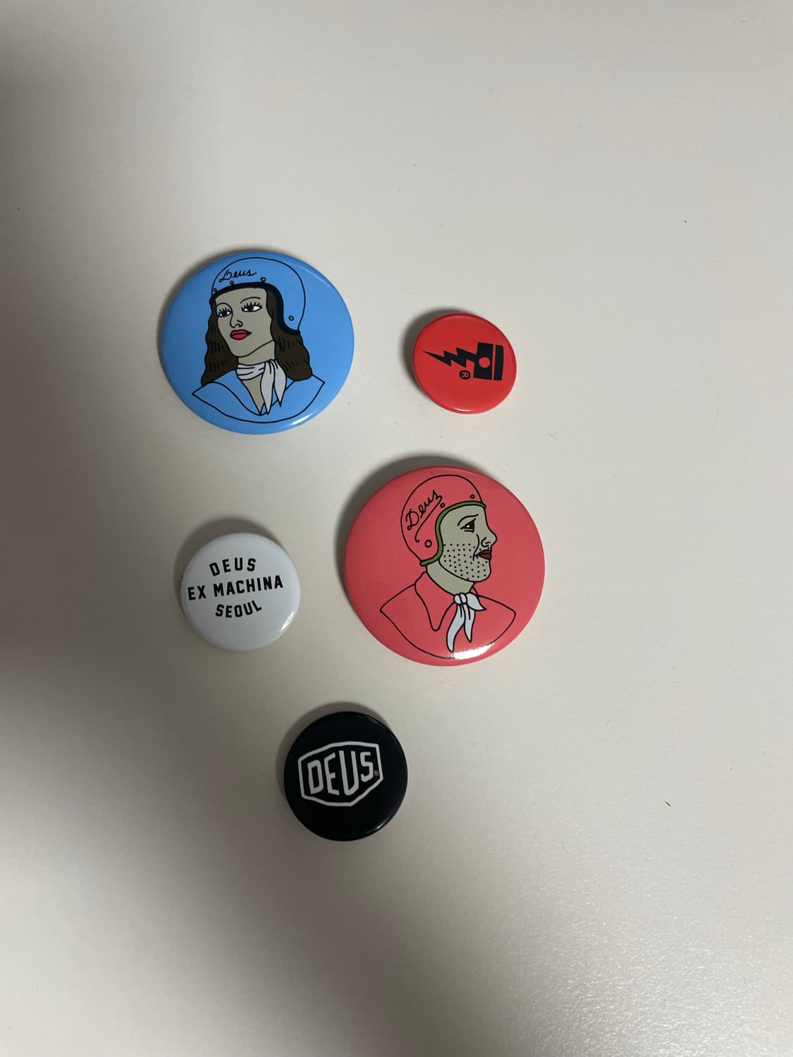 데우스 엑스 마키나 서울 버튼 뱃지 상품이미지1