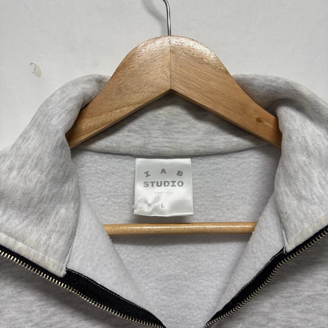 아이앱 스튜디오 하프집업 맨투맨 상품이미지6