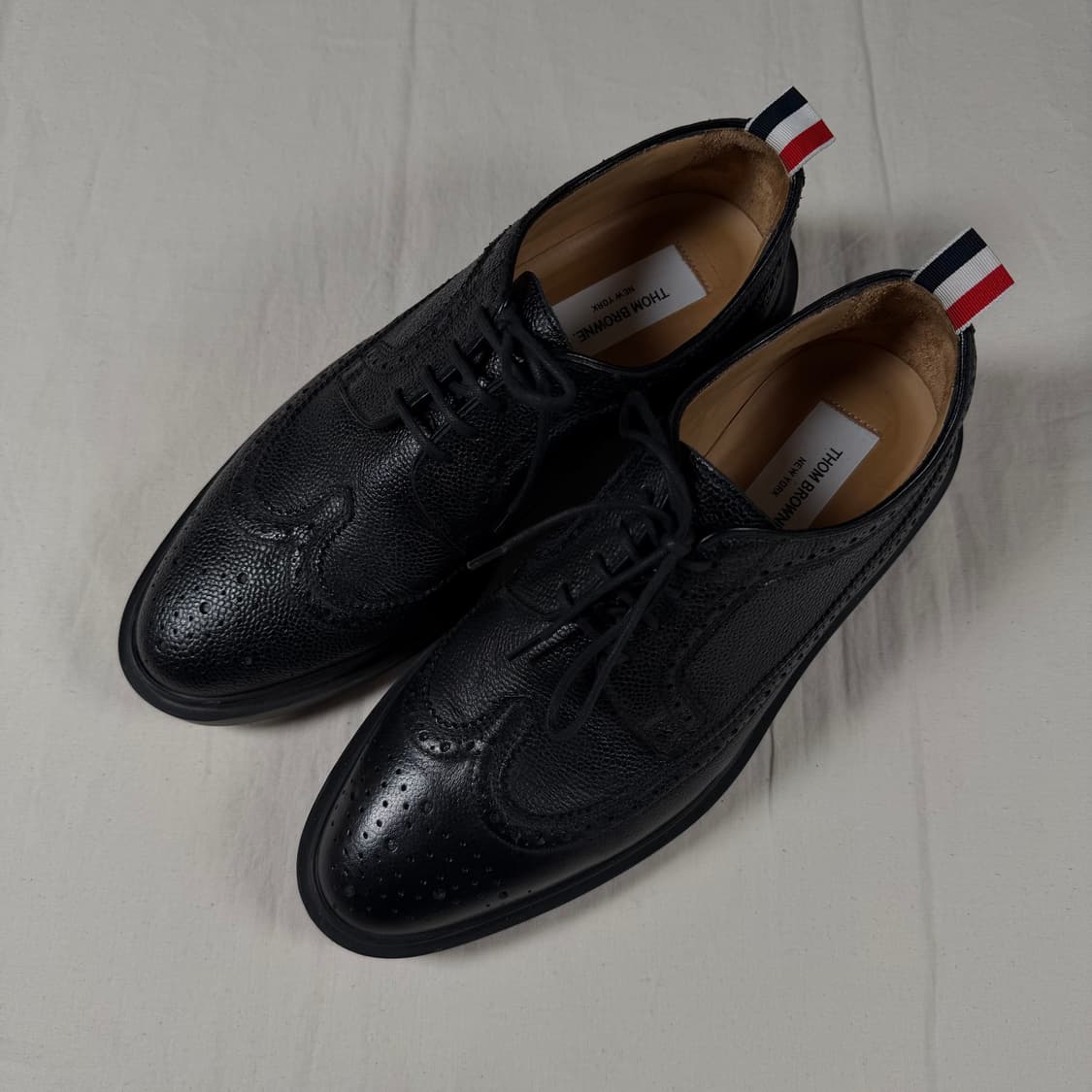 톰브라운 블랙 윙팁 구두 상품이미지1