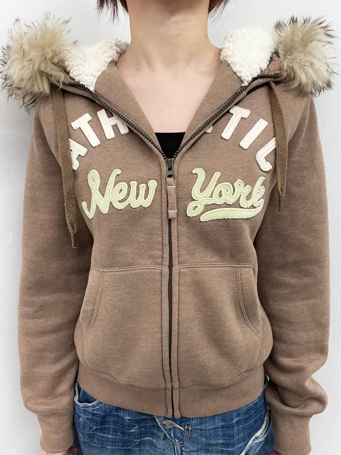 스파오 어센틱 로고 울프죠 집업 상품이미지2