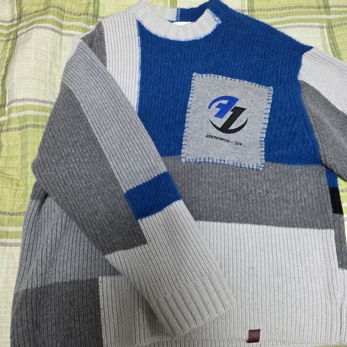 자라 x 아더에러 콜라보 니트 스웨터입니다. 패치워크 상품이미지3