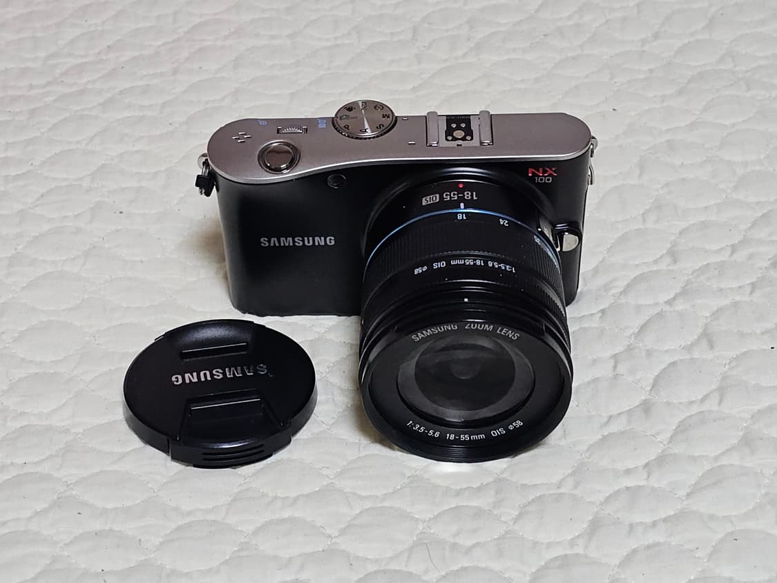 삼성 NX100 미러리스 카메라와 18-55mm 렌즈 상품이미지1