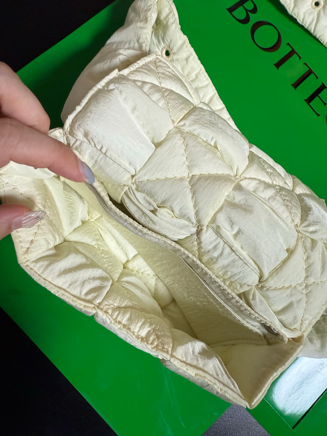 보테가 베네타 패디드 카세트백 상품이미지5