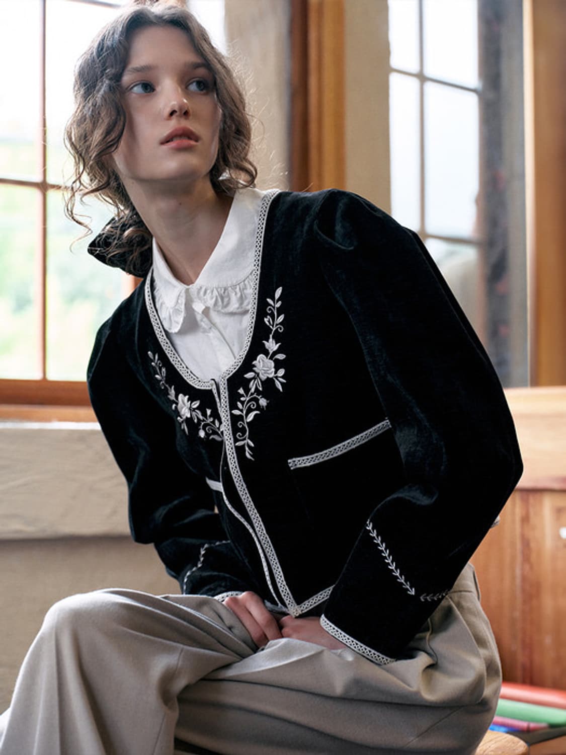 Rose U-Neck Embroidery Velvet Jacket 상품이미지1