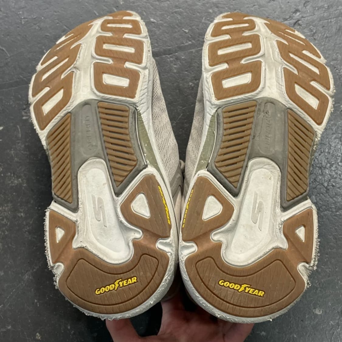 280 스케처스 고런 맥스쿠셔닝 런닝화 상품이미지5