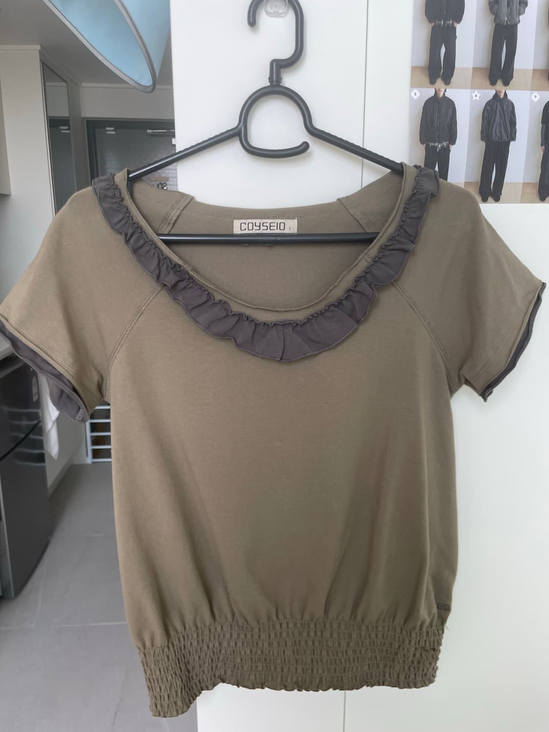 RUFFLE V-NECK SMOCKED T-SHIRT OLIVE 상품이미지2