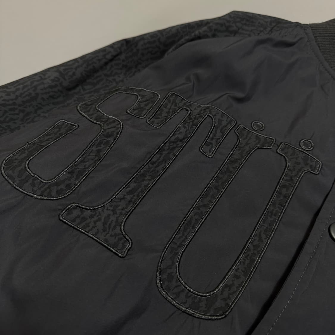 스투시(STUSSY) 차콜컬러 아치 패치로고 레오파드 슬리브 봄버 자켓 상품이미지4