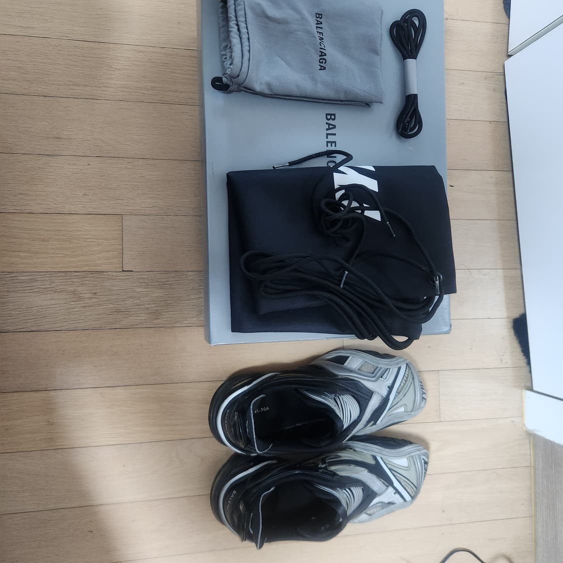 발렌시아가 타이렉스 41사이즈 판매합니다 상품이미지1