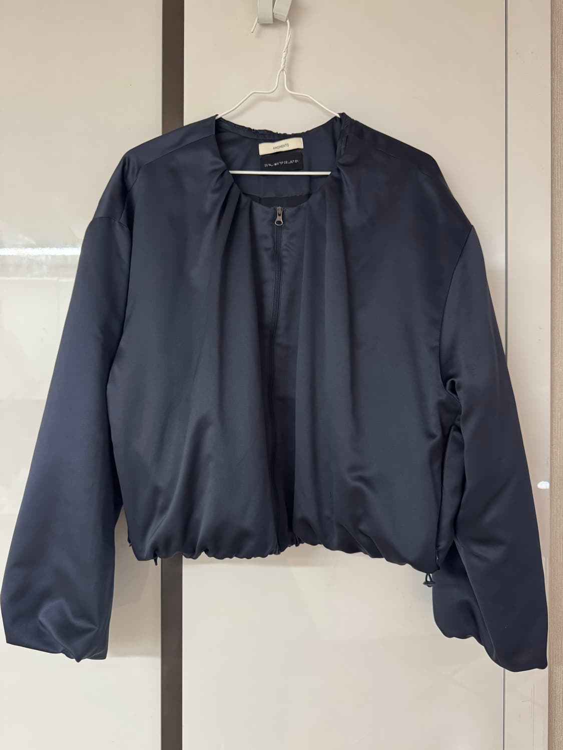 아모멘토 23fw 실키 패디드 점퍼 상품이미지3