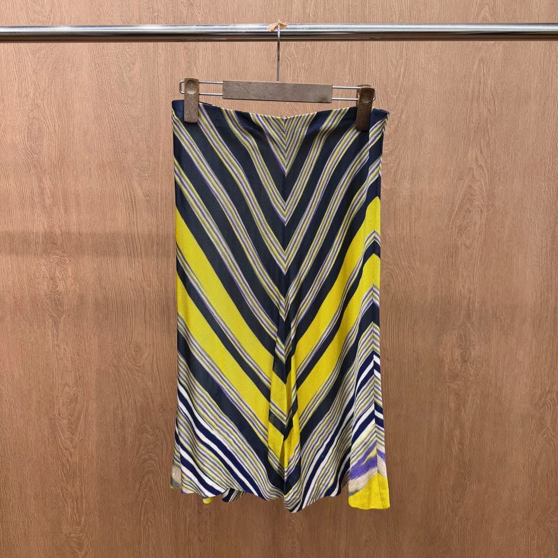 미쏘니 H라인 미디 스커트 스트라이프 세미 플레어 디테일 네이비 옐로우 상품이미지2