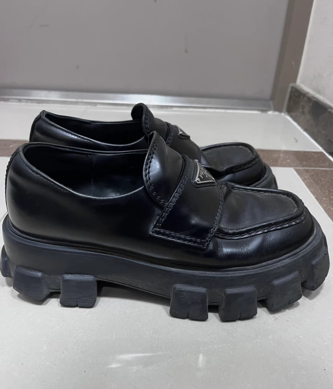 [245] 프라다 브러쉬드 모놀리스 로퍼 신발 구두 운동화 스니커즈 상품이미지2