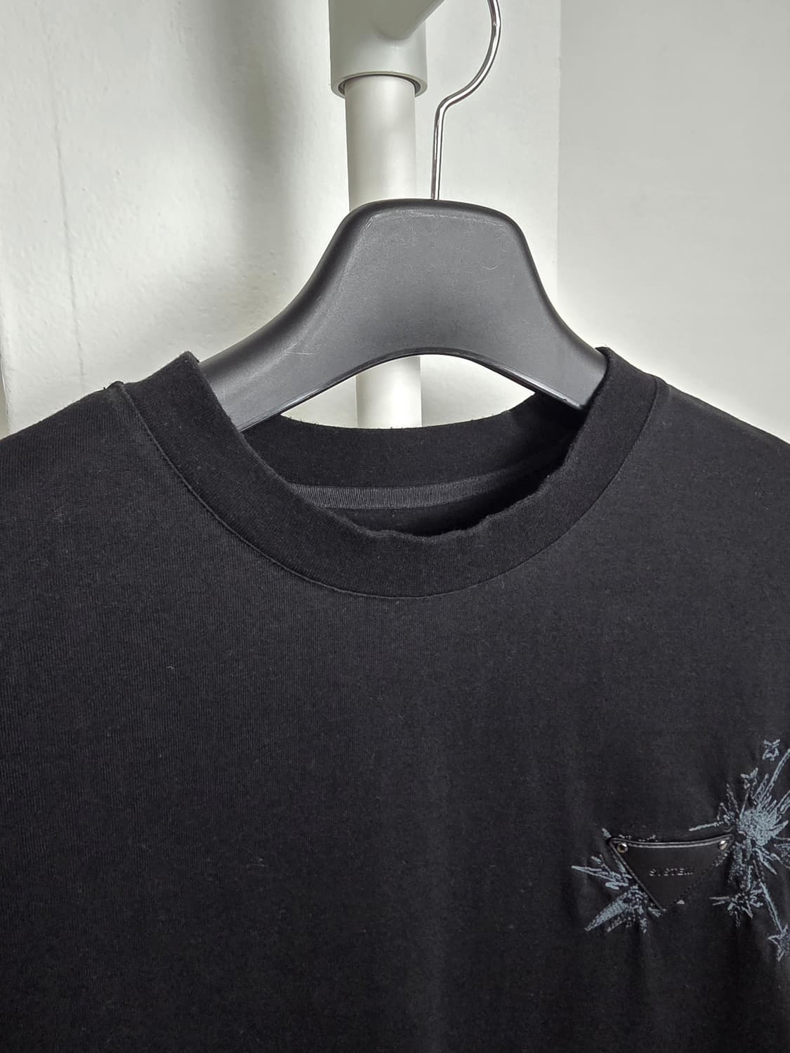 시스템옴므 삼각가죽패치 반팔 티셔츠(95)
 상품이미지2