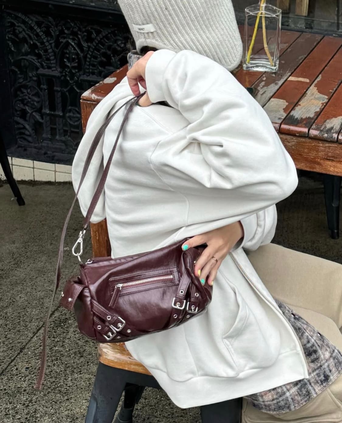 다이닛 스터드 포켓백 STUD POCKET BAG IN BURGUNDY 상품이미지2