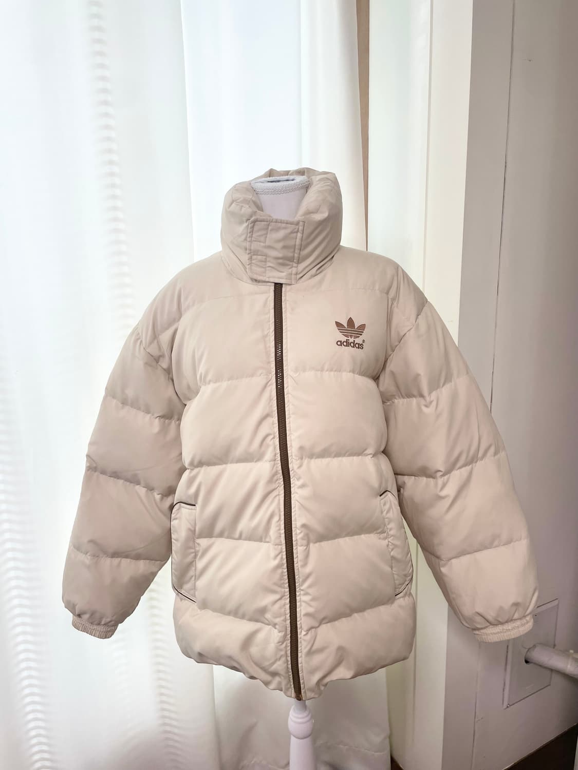 아디다스 올드스쿨 크림브라운 덕다운 패딩 상품이미지1