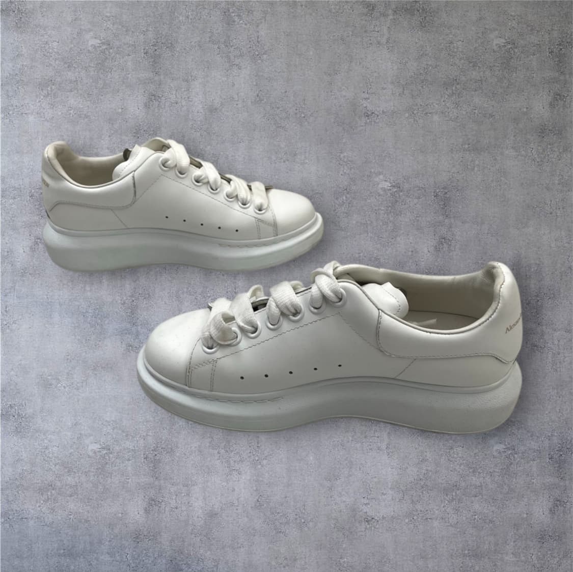 알렉산더맥퀸 화이트 오버솔 스니커즈 35.5 상품이미지2