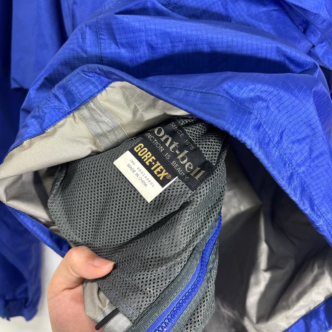 XL 몽벨 유광블루 기본로고 고어텍스 바람막이 상품이미지4