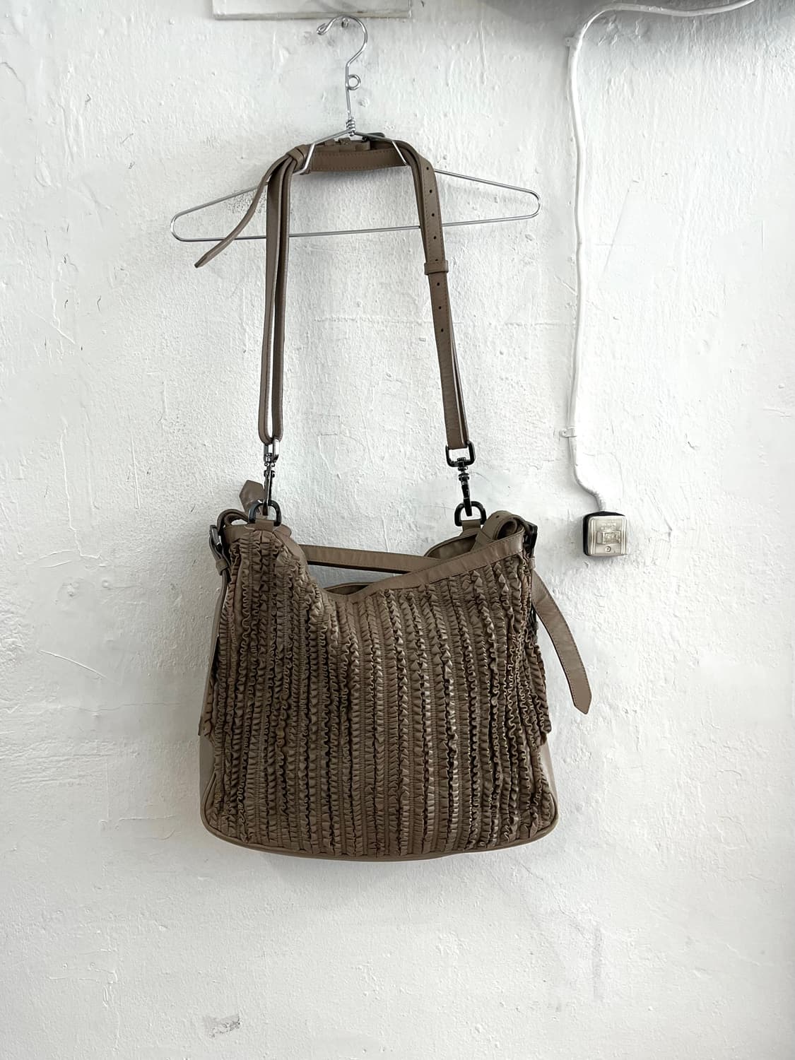 버버리 프로섬 아카이브 플라워 셔링 레더백 상품이미지10