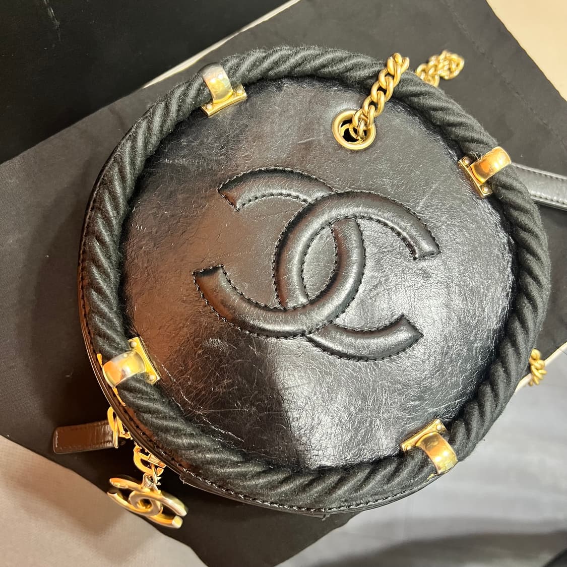 [정품] 샤넬 AS0075 크럼블 카프스킨 앙 보그 라운드 사첼백 시즌백 상품이미지4